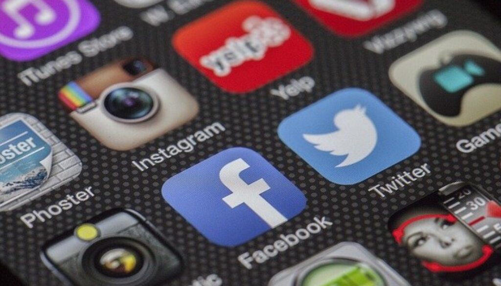 social media twitter facebook