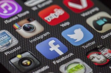 social media twitter facebook