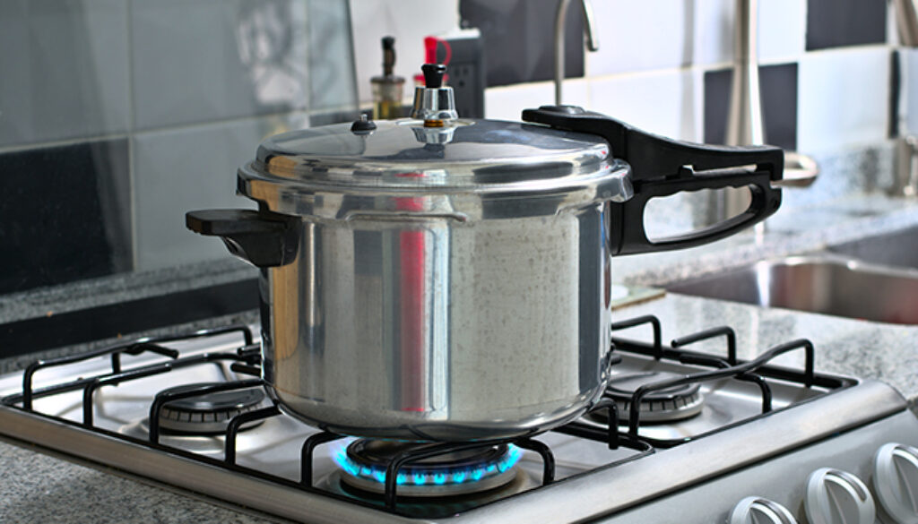 Pressure cooker under the stove fire