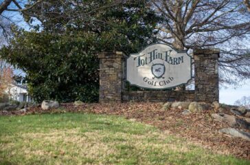 Tot Hill Farm Golf Club sign